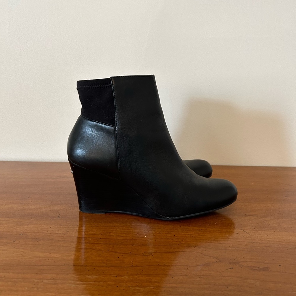 Gorgeous Michael Kors black leather booties!